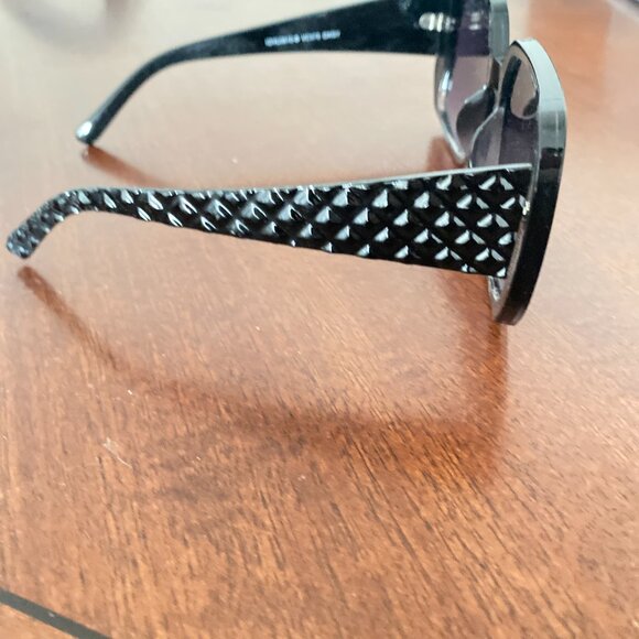 Vince Camuto Black Oversized Sunglasses - Picture 4 of 7